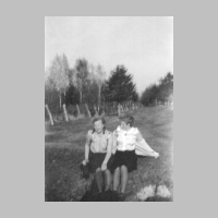 021-0014 Ilse Berger mit Freundin Frieda Liedtke im April 1944.jpg